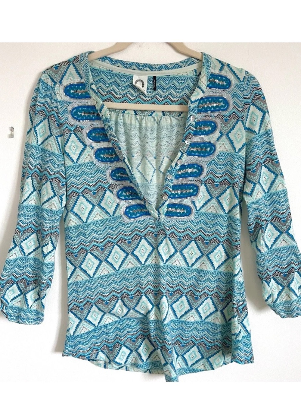 Anthropologie Akemi + Kin Ocotillo Sequin Chevron Print Blouse Top Size S EUC
